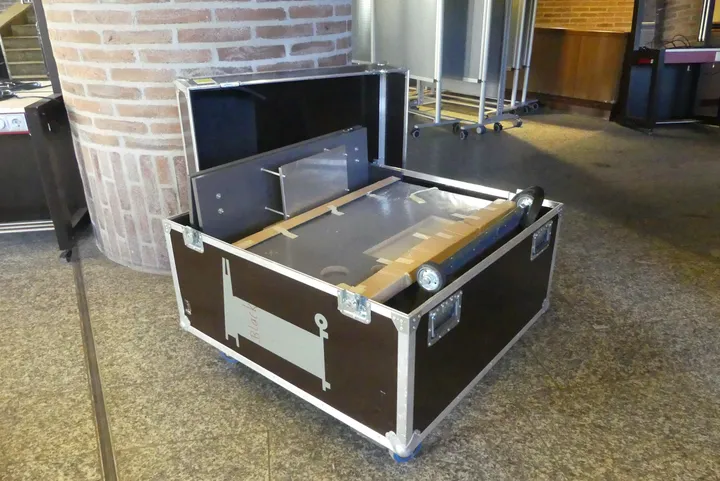 Rednerpult, zerlegt, im fahrbaren Flightcase